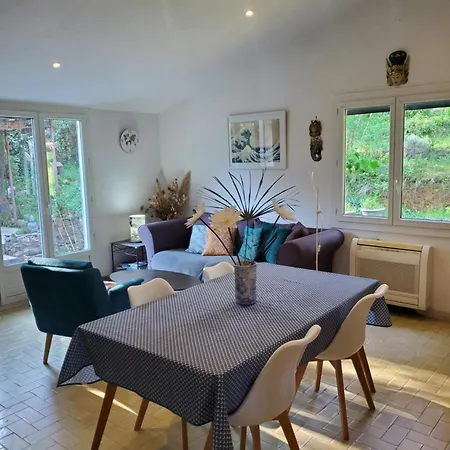 Holiday home Jolie Maison Sous Les Pins Connaux